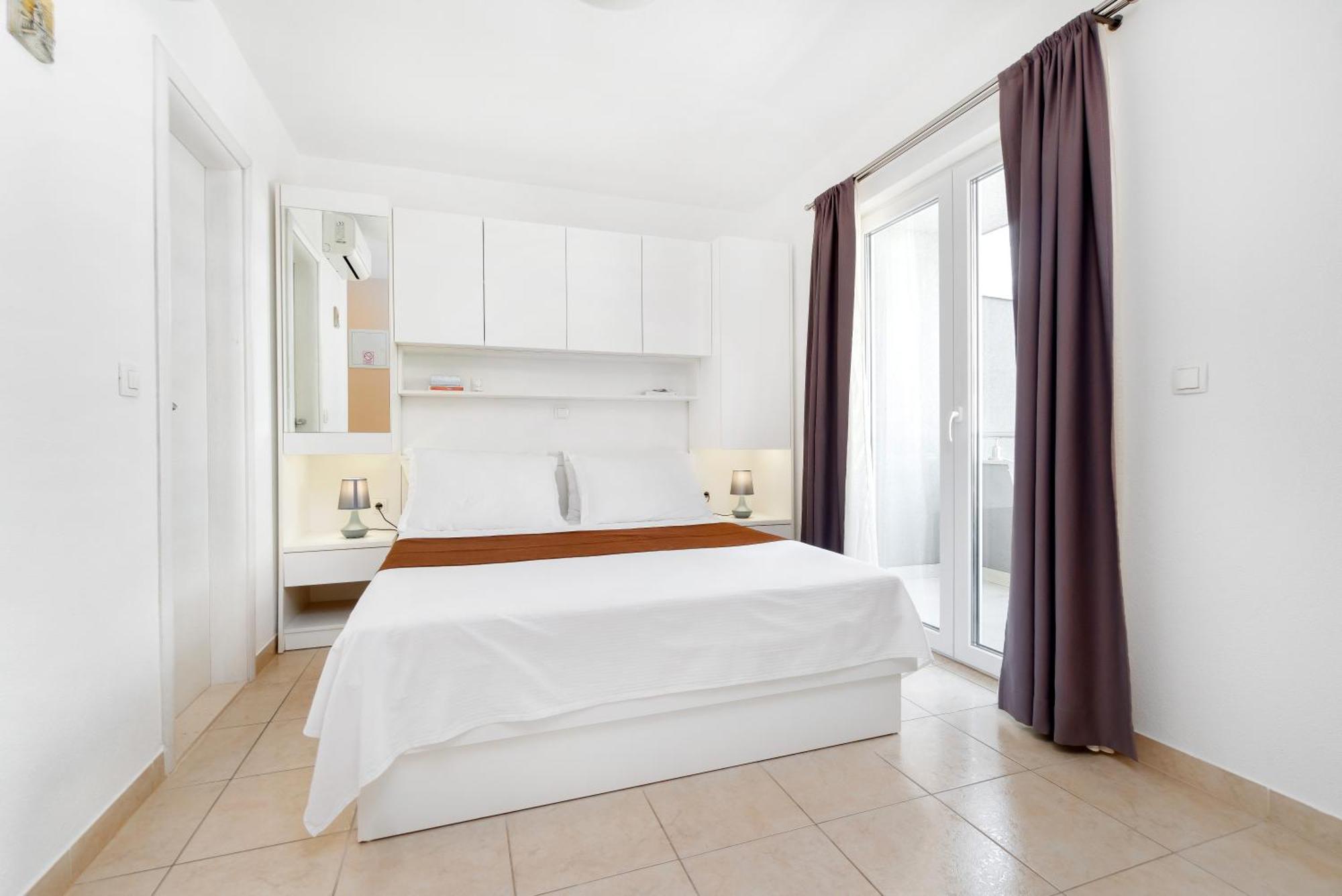 Apartments And Rooms Vuleta, Close To The Beach Makarska Eksteriør bilde